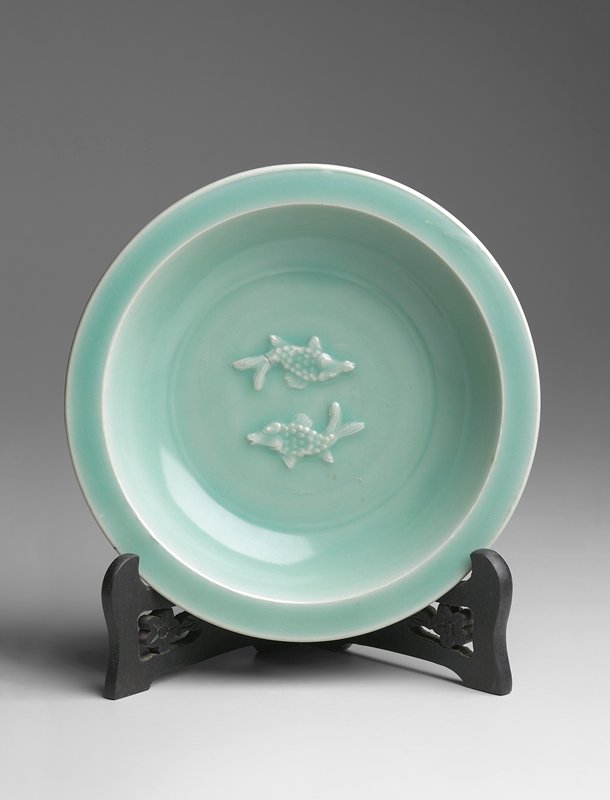Shallow bowl with double fish motif