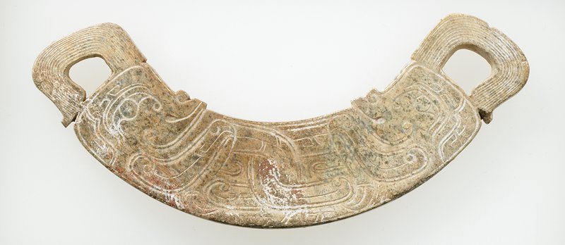 Crescent-shaped pendant (huang)